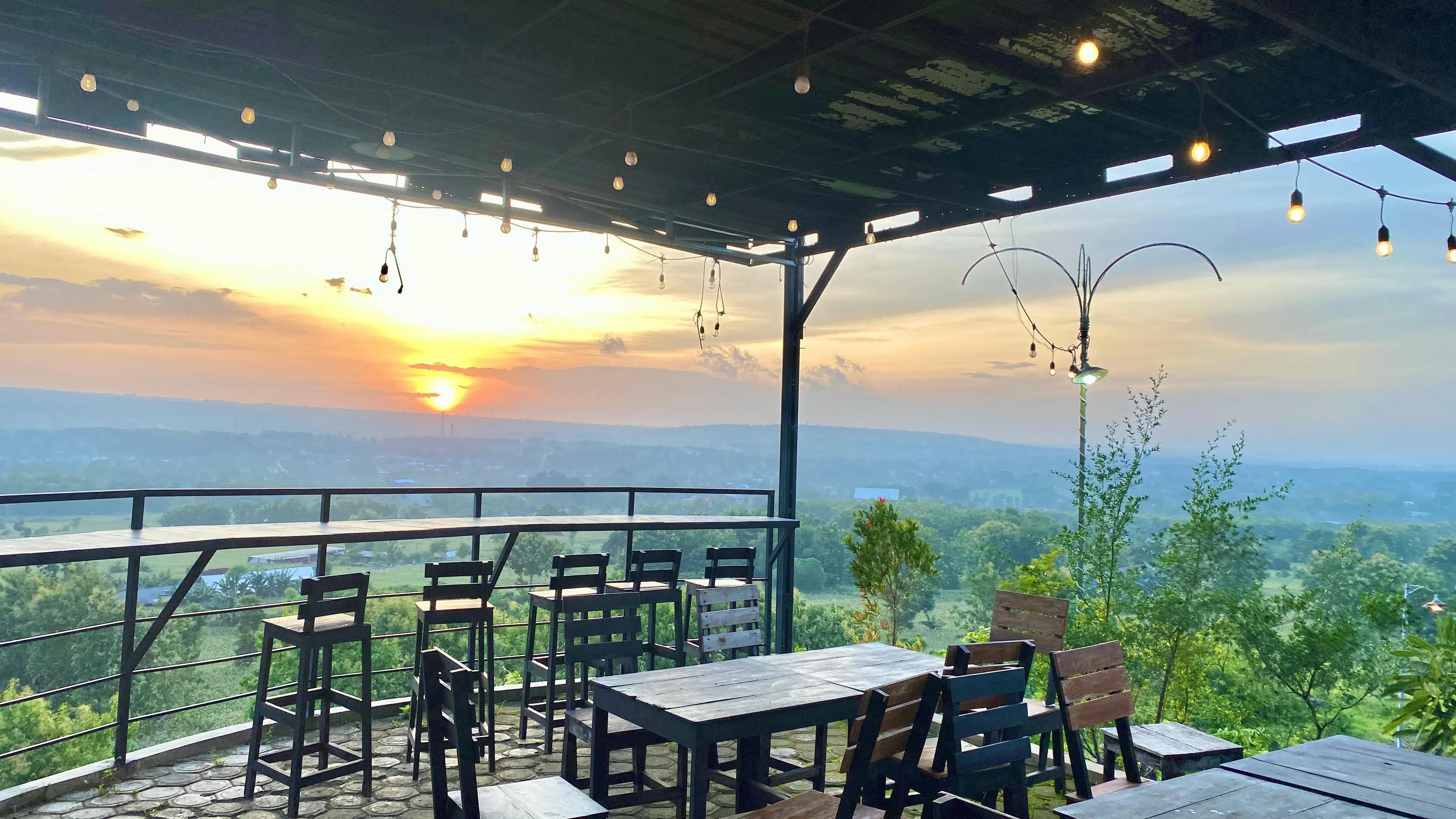 Cafe di Tuban dengan panorama alam dan city view malam hari